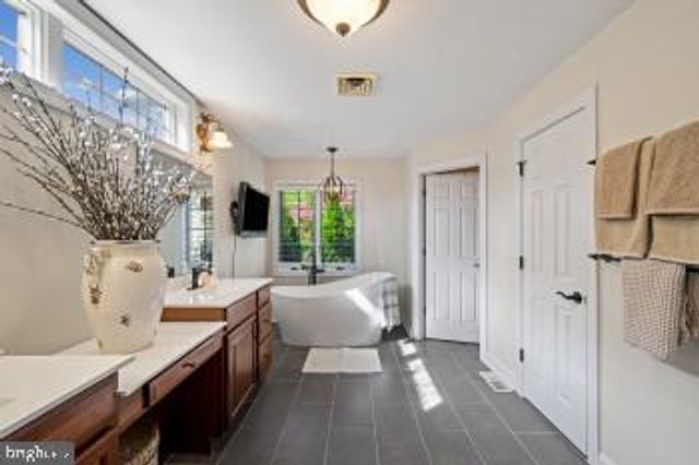 1096 COUNTRY CLUB RD, Camp Hill, PA 17011