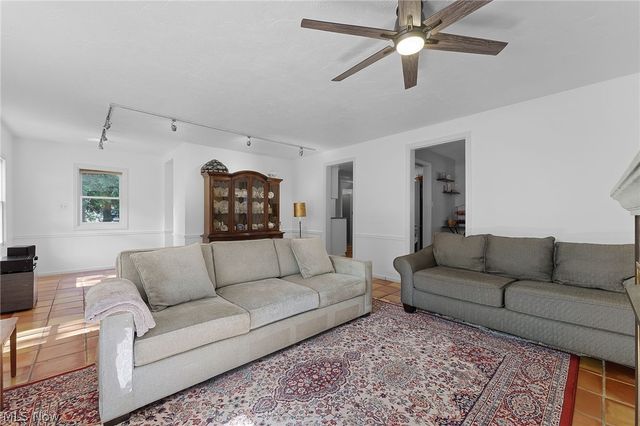 5268 Edenhurst Road, Lyndhurst, OH 44124