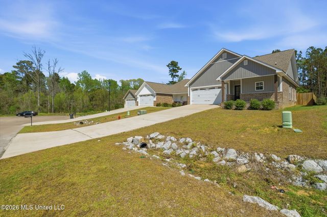 60 N Barnes Field Drive, Hattiesburg, MS 39402