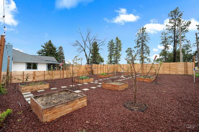 7816 E Victory Road, Nampa, ID 83687