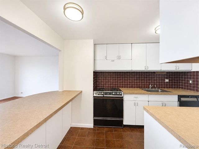 1300 E Lafayette 2102, Detroit, MI 48207