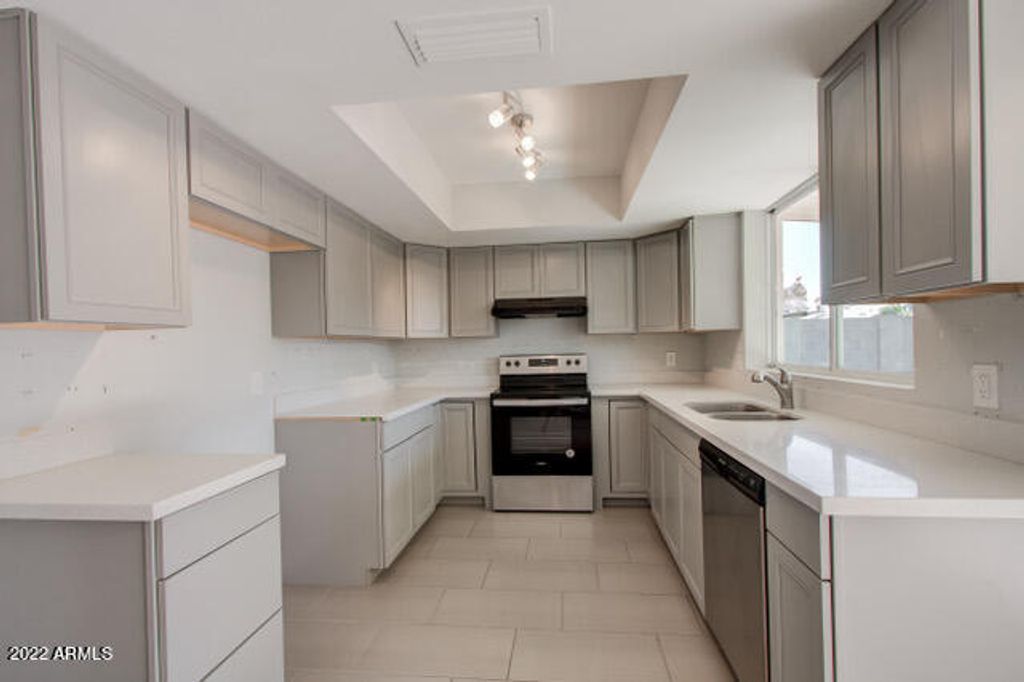 6353 W MISSION Lane, Glendale, AZ 85302