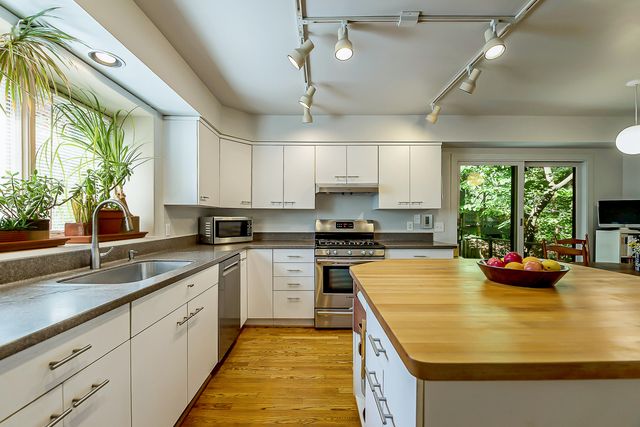 555 Glendale Circle, Ann Arbor, MI 48103