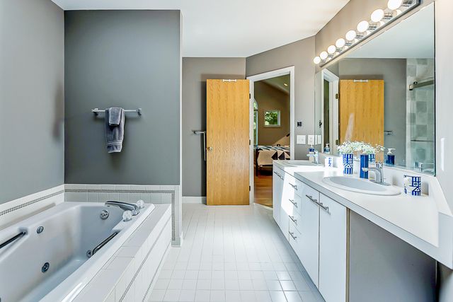 555 Glendale Circle, Ann Arbor, MI 48103