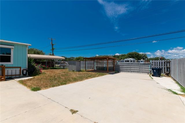 917 W Laurel St, Rockport, TX 78382