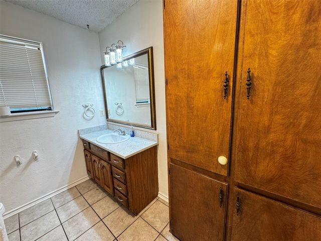 1050 35th Street NE, Paris, TX 75462