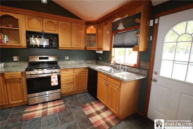 7 Karen Drive, Hanover, NY 14136