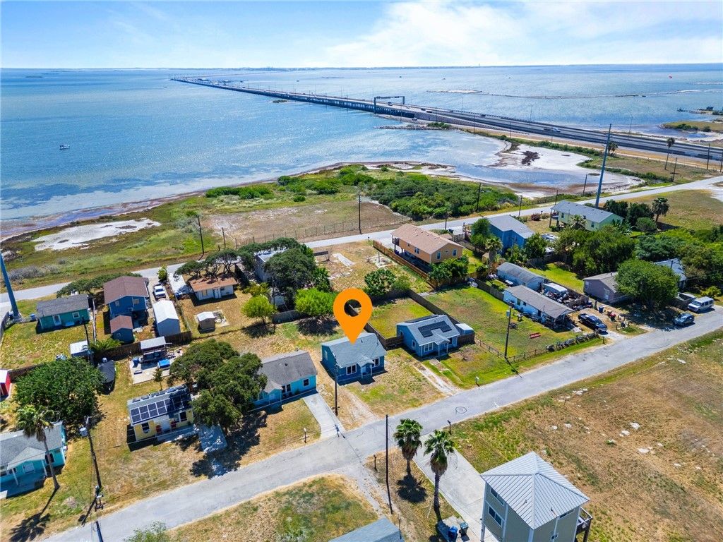 913 Recreation Dr, Corpus Christi, TX 78418 — exterior