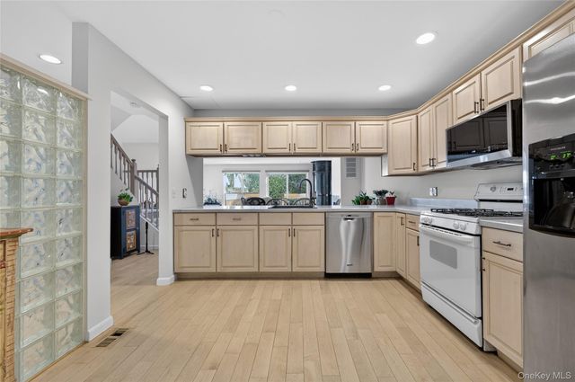 13 Parkridge Court, Huntington, NY 11743