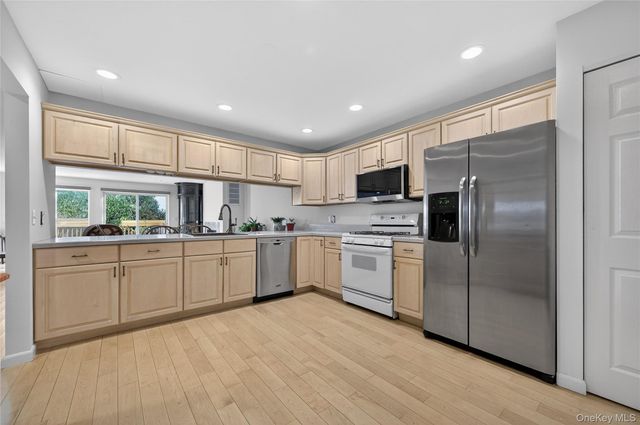 13 Parkridge Court, Huntington, NY 11743