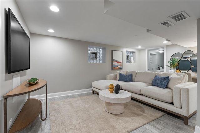 5324 N Laramie Avenue, Chicago, IL 60630