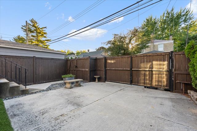 5324 N Laramie Avenue, Chicago, IL 60630