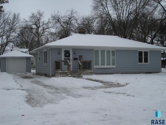 707 E 6th St Street, Dell Rapids, SD 57022