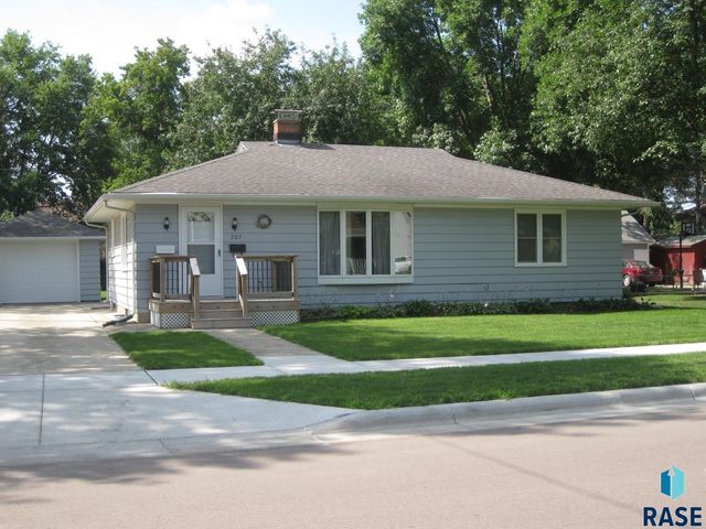 707 E 6th St Street, Dell Rapids, SD 57022