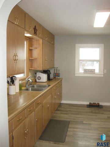 707 E 6th St Street, Dell Rapids, SD 57022