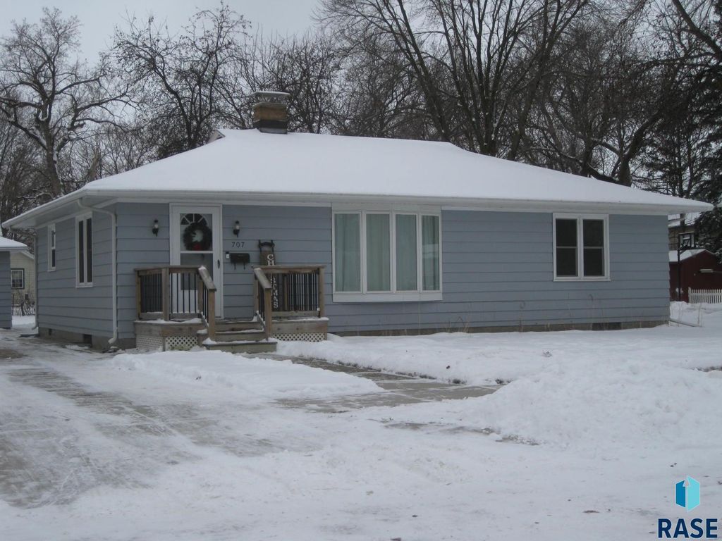 707 E 6th St Street, Dell Rapids, SD 57022