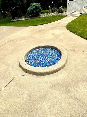 33555 Groth Drive, Sterling Heights, MI 48312