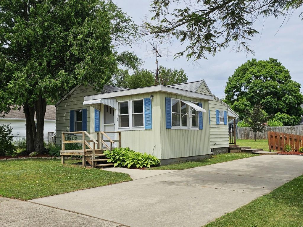 109 W Woodrow Street, Fremont, MI 49412