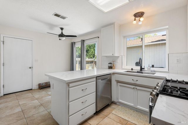 896 Meadowhawk Dr, Vacaville, CA 95687