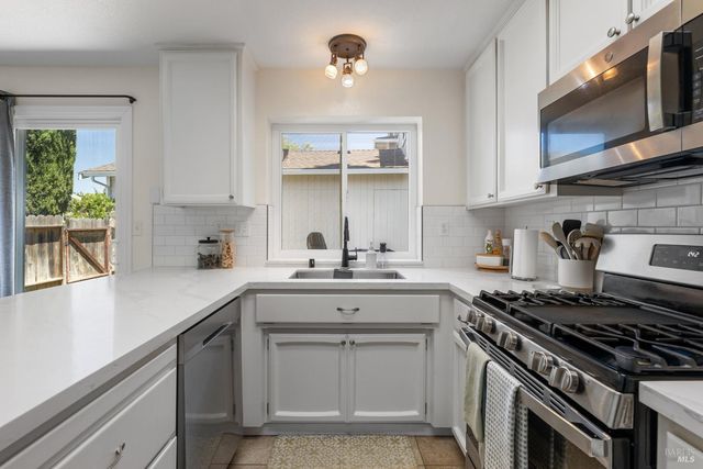 896 Meadowhawk Dr, Vacaville, CA 95687
