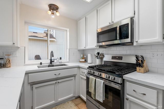 896 Meadowhawk Dr, Vacaville, CA 95687