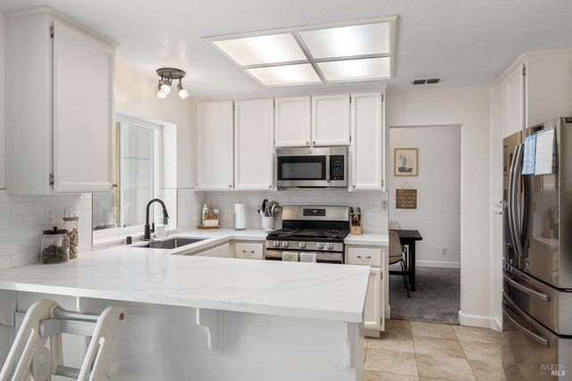 896 Meadowhawk Dr, Vacaville, CA 95687