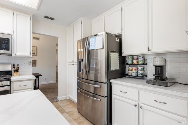 896 Meadowhawk Dr, Vacaville, CA 95687