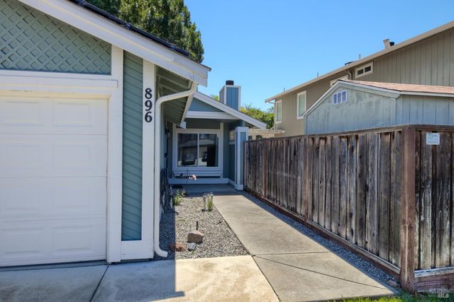896 Meadowhawk Dr, Vacaville, CA 95687