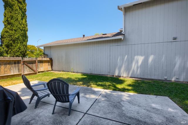 896 Meadowhawk Dr, Vacaville, CA 95687