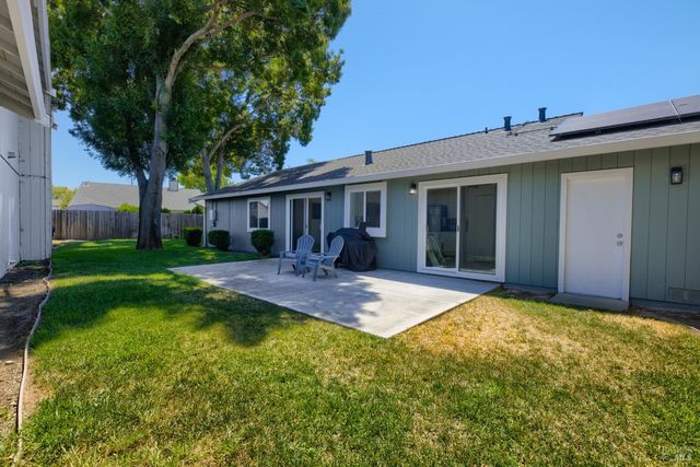 896 Meadowhawk Dr, Vacaville, CA 95687