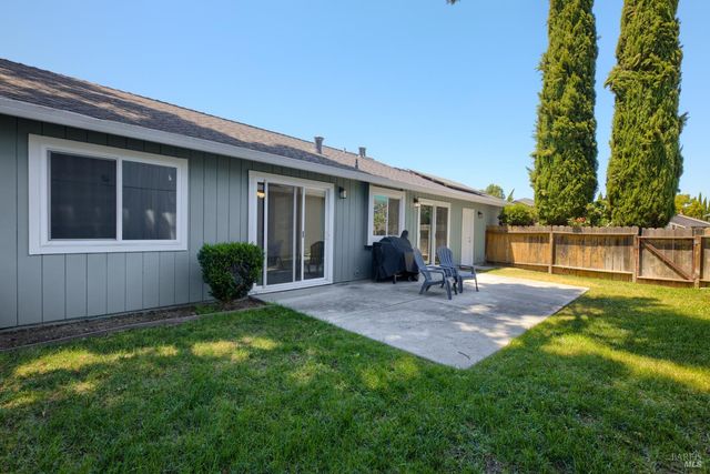 896 Meadowhawk Dr, Vacaville, CA 95687