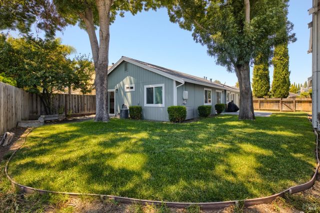 896 Meadowhawk Dr, Vacaville, CA 95687