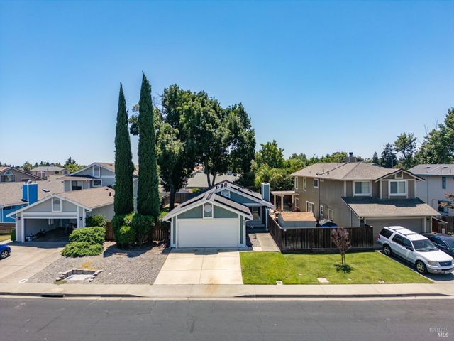 896 Meadowhawk Dr, Vacaville, CA 95687