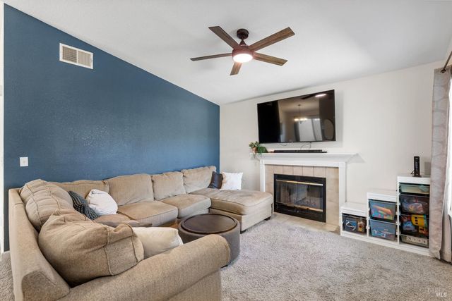 896 Meadowhawk Dr, Vacaville, CA 95687