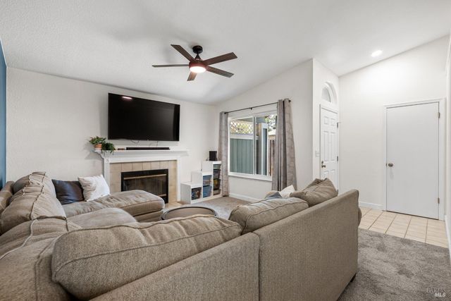 896 Meadowhawk Dr, Vacaville, CA 95687