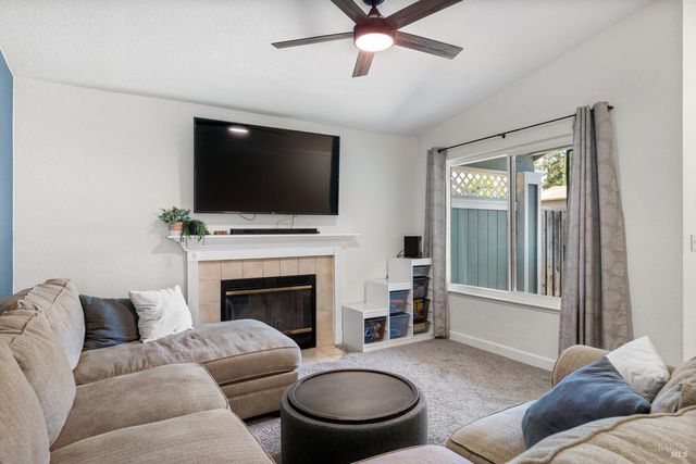 896 Meadowhawk Dr, Vacaville, CA 95687
