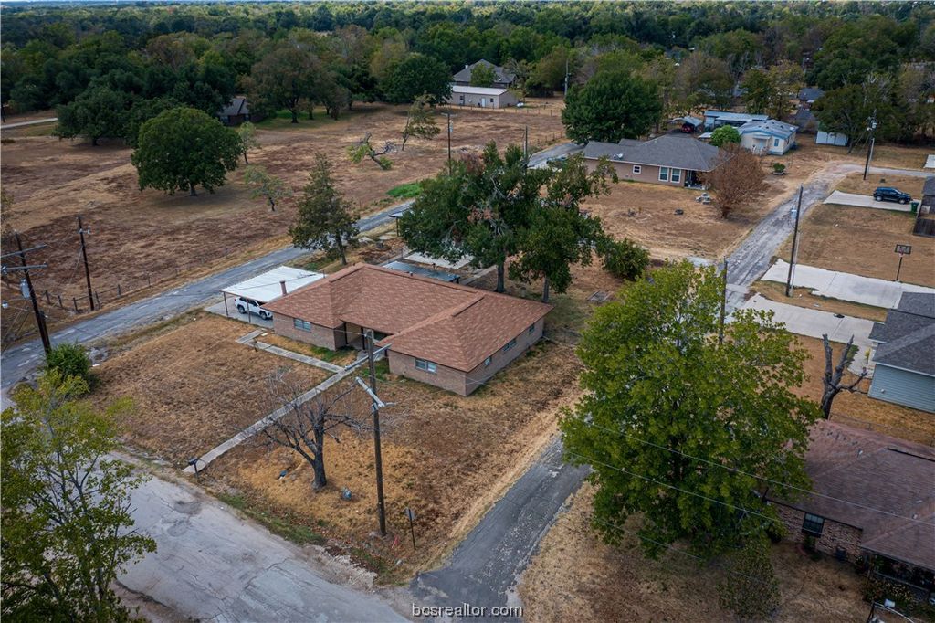 300 West Bullard Street W, Madisonville, TX 77864 — exterior