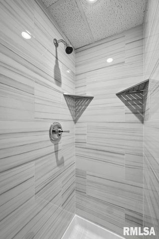 211 EAGLE RIDGE Road, Muscatine, IA 52761