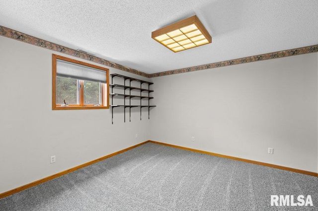 211 EAGLE RIDGE Road, Muscatine, IA 52761