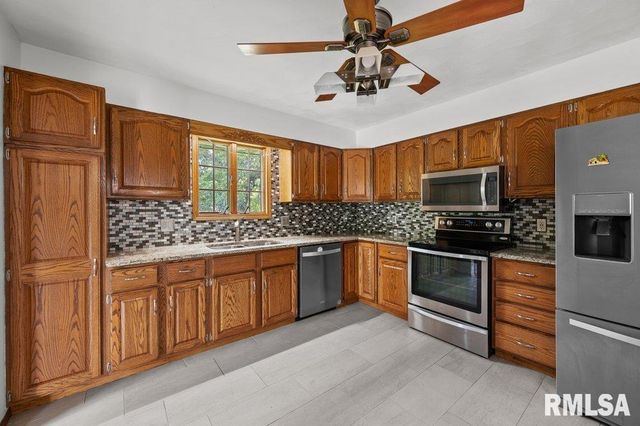 211 EAGLE RIDGE Road, Muscatine, IA 52761