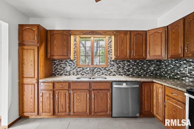 211 EAGLE RIDGE Road, Muscatine, IA 52761