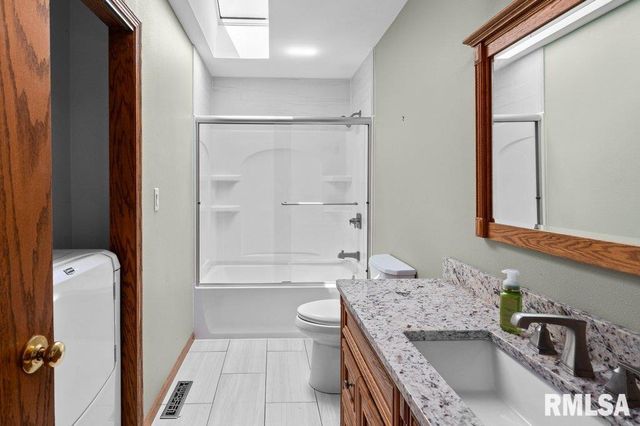 211 EAGLE RIDGE Road, Muscatine, IA 52761