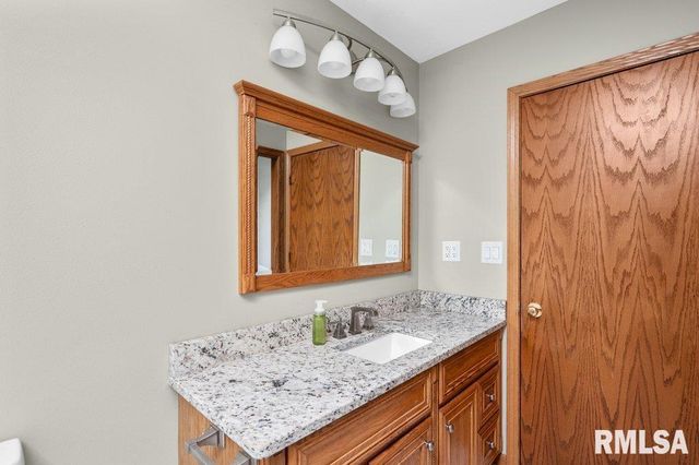 211 EAGLE RIDGE Road, Muscatine, IA 52761