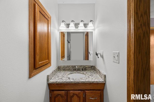 211 EAGLE RIDGE Road, Muscatine, IA 52761