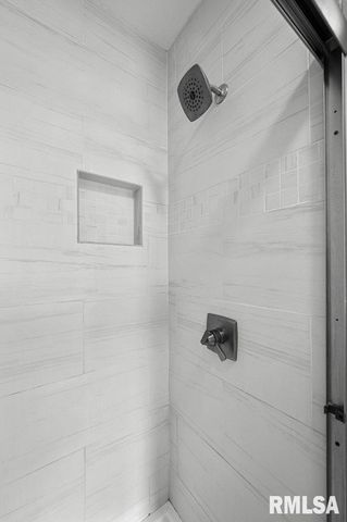 211 EAGLE RIDGE Road, Muscatine, IA 52761