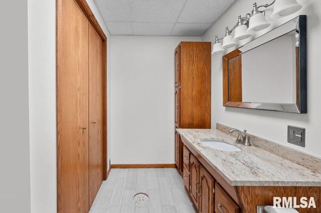 211 EAGLE RIDGE Road, Muscatine, IA 52761