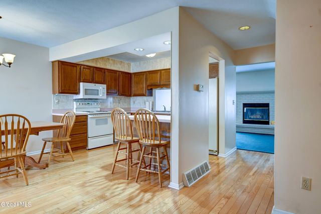 12 White Rock Circle, Colonie, NY 12205