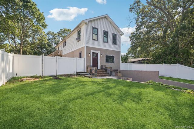 44 Ridgedale Avenue, Farmingville, NY 11738