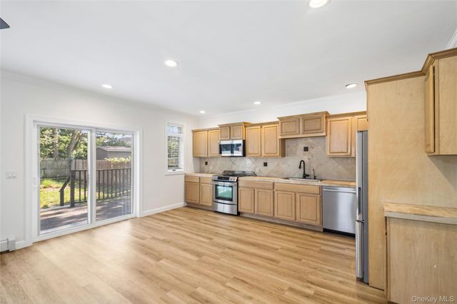 44 Ridgedale Avenue, Farmingville, NY 11738