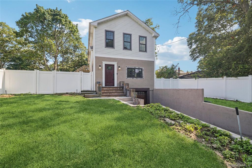 44 Ridgedale Avenue, Farmingville, NY 11738